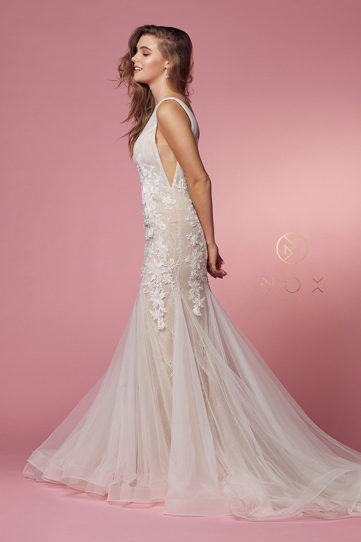 TRUMPET SILHOUETTE Plunged Neckline Applique Trumpet... – smcfashion.com TRUMPET SILHOUETTE Plunged Neckline Applique Trumpet... – smcfashion.com
