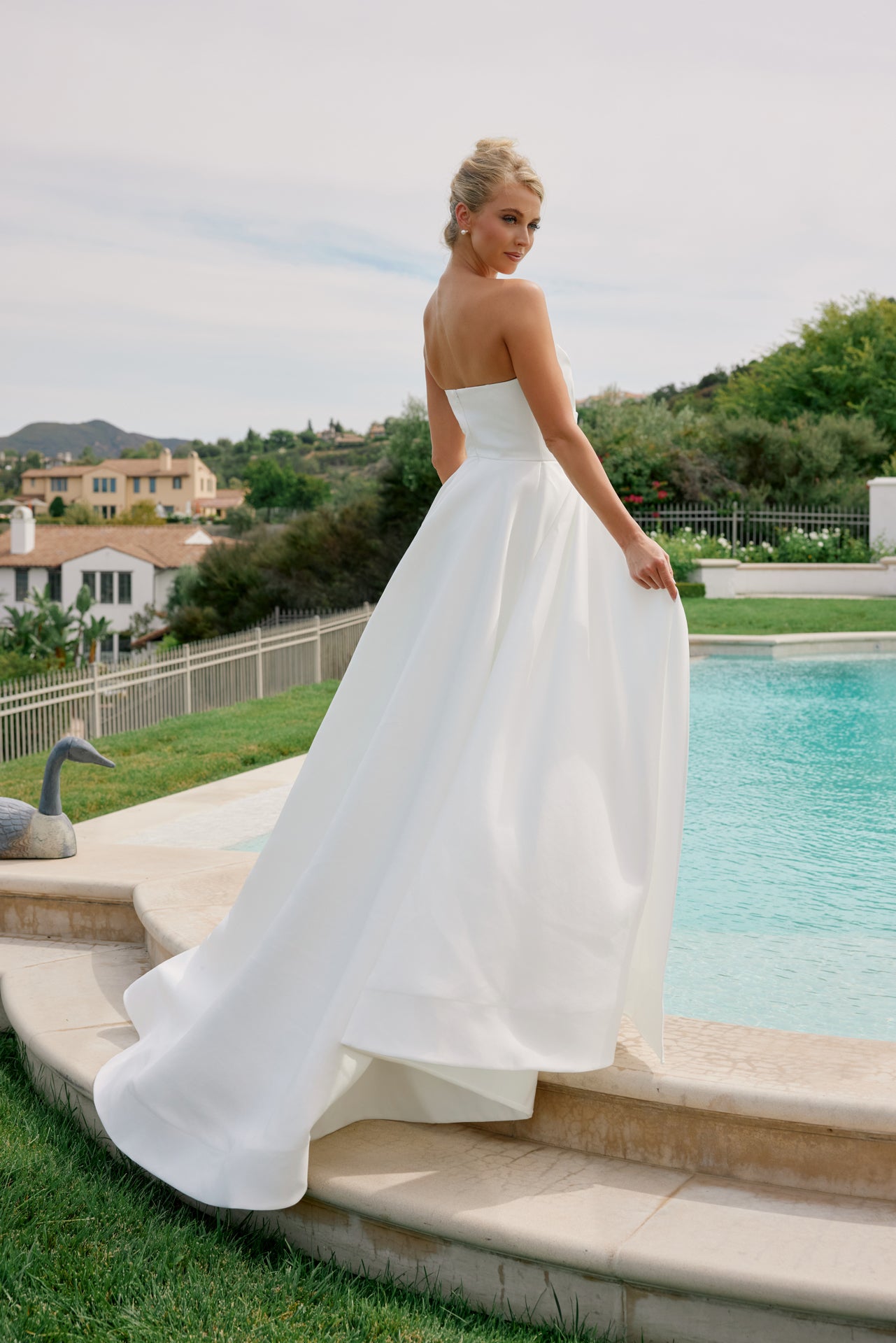 Off White Strapless Wedding Gown w/ Sweetheart Neckline & Elegant Leg smcfashion.com Off White Strapless Wedding Gown w/ Sweetheart Neckline & Elegant Leg smcfashion.com