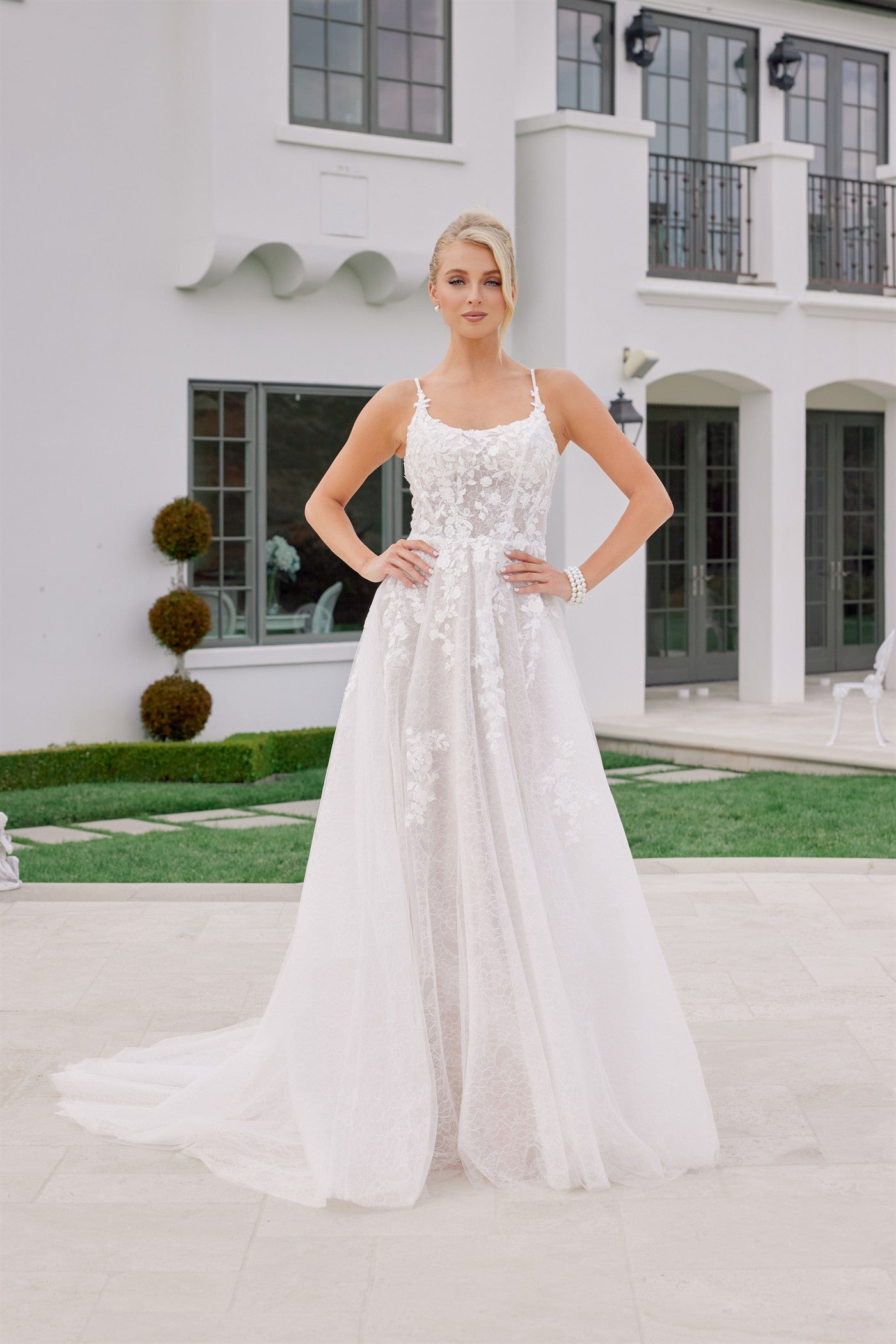 Floral Applique Embellished A-Line Wedding Gown w/ Scoop... – smcfashion.com Floral Applique Embellished A-Line Wedding Gown w/ Scoop... – smcfashion.com